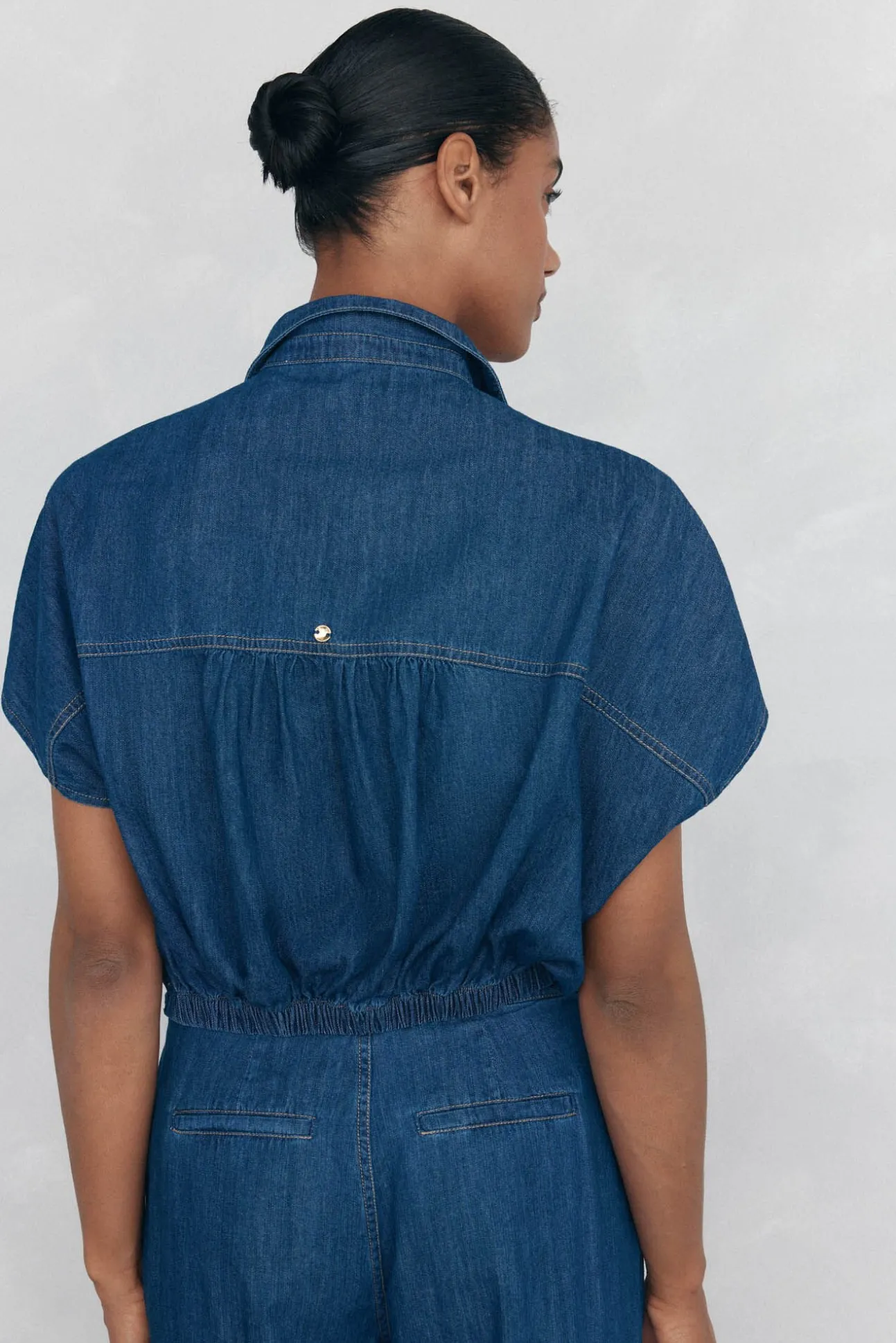 Camisa denim com laço