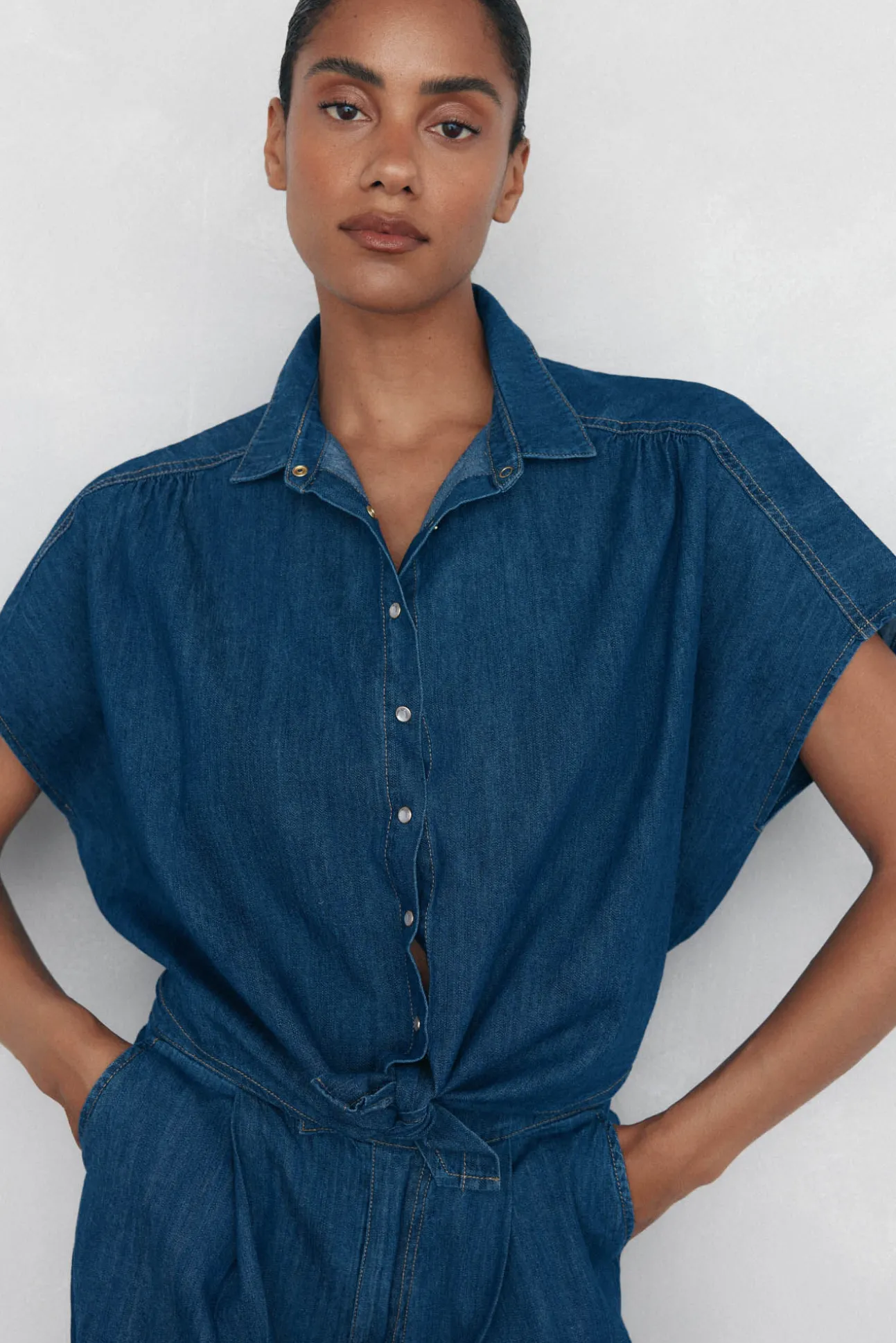 Camisa denim com laço