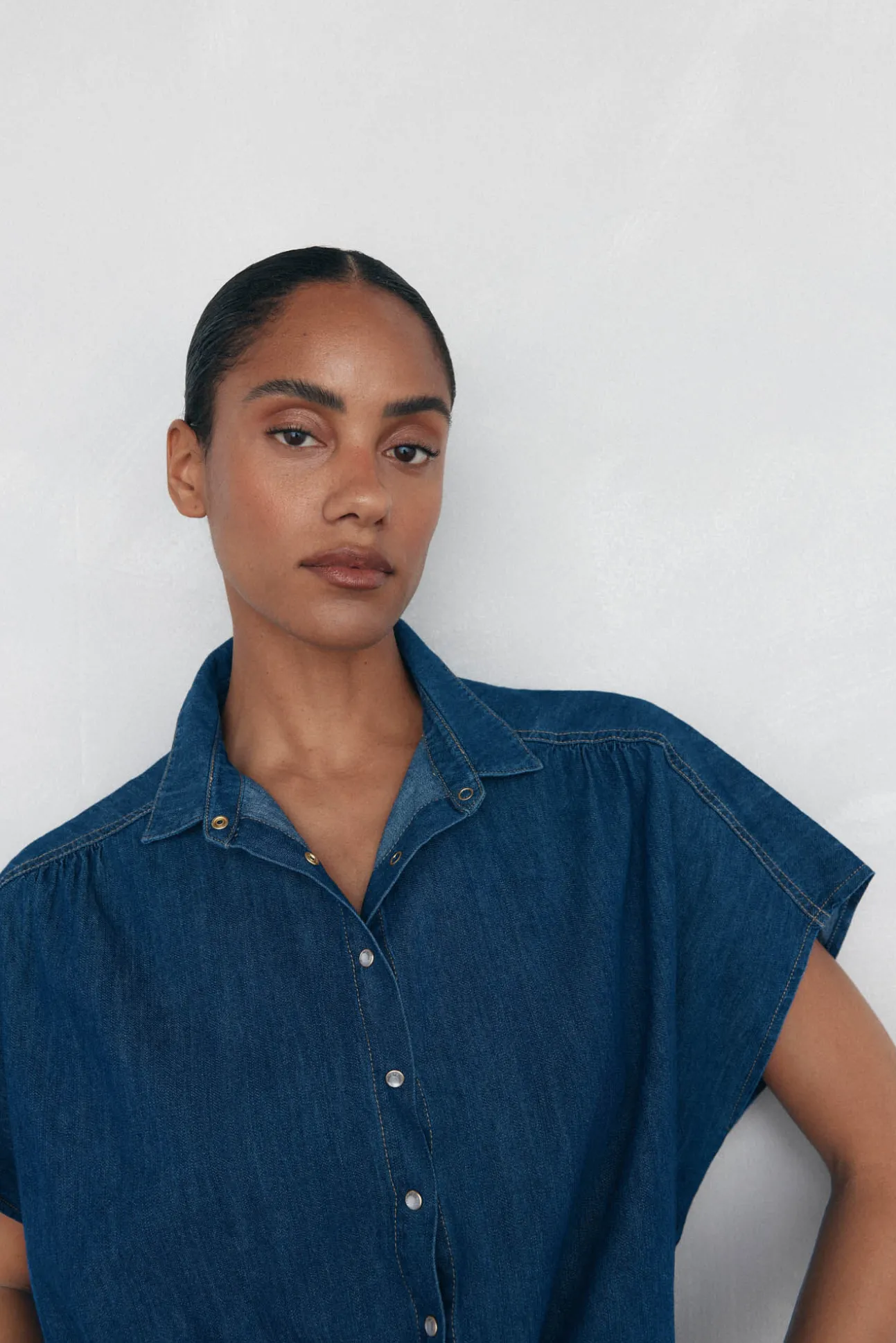 Camisa denim com laço