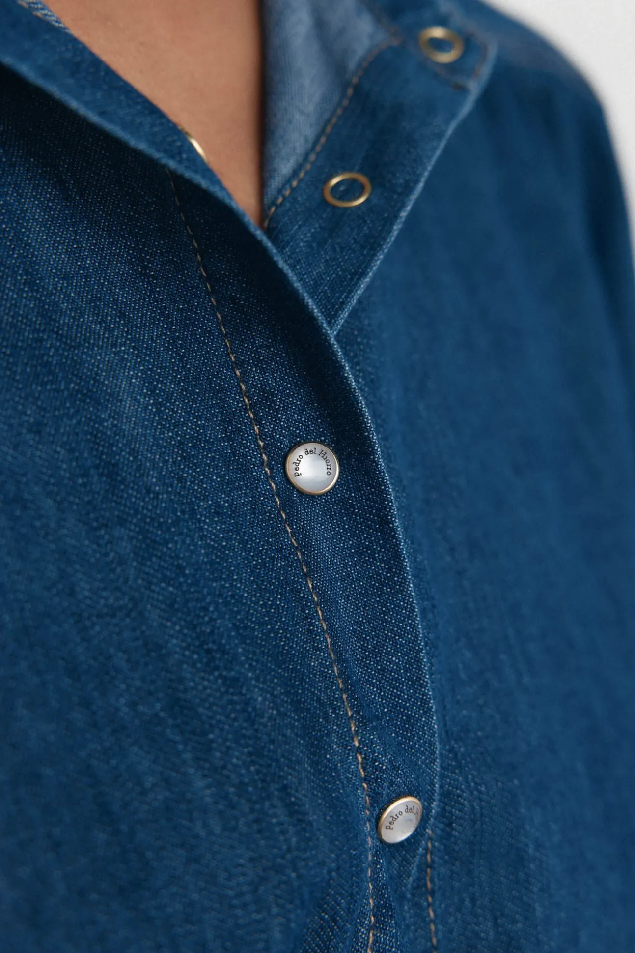 Camisa denim com laço