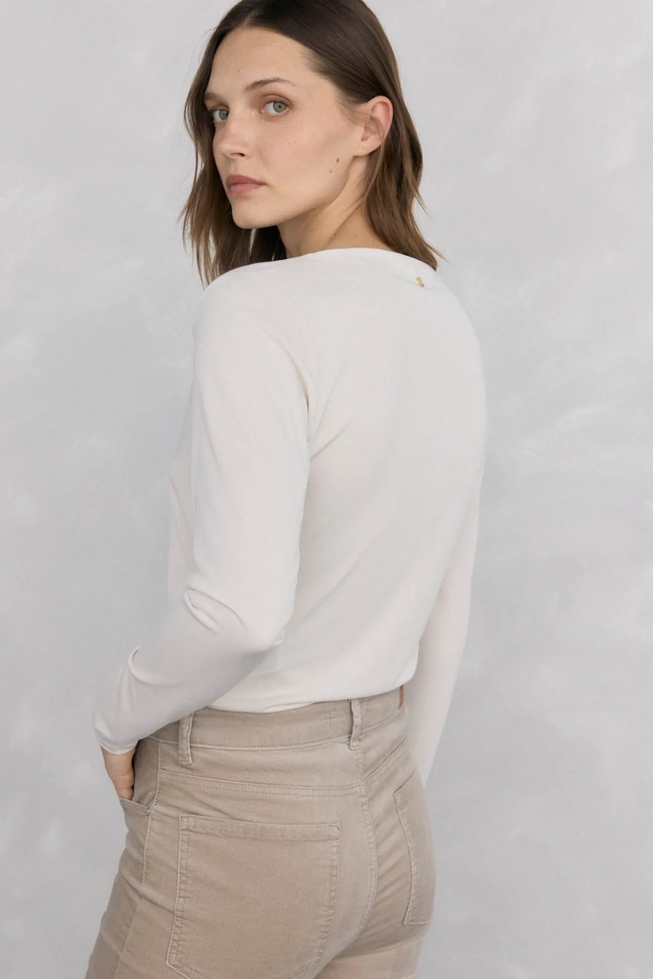 Camisa drapeada com broche