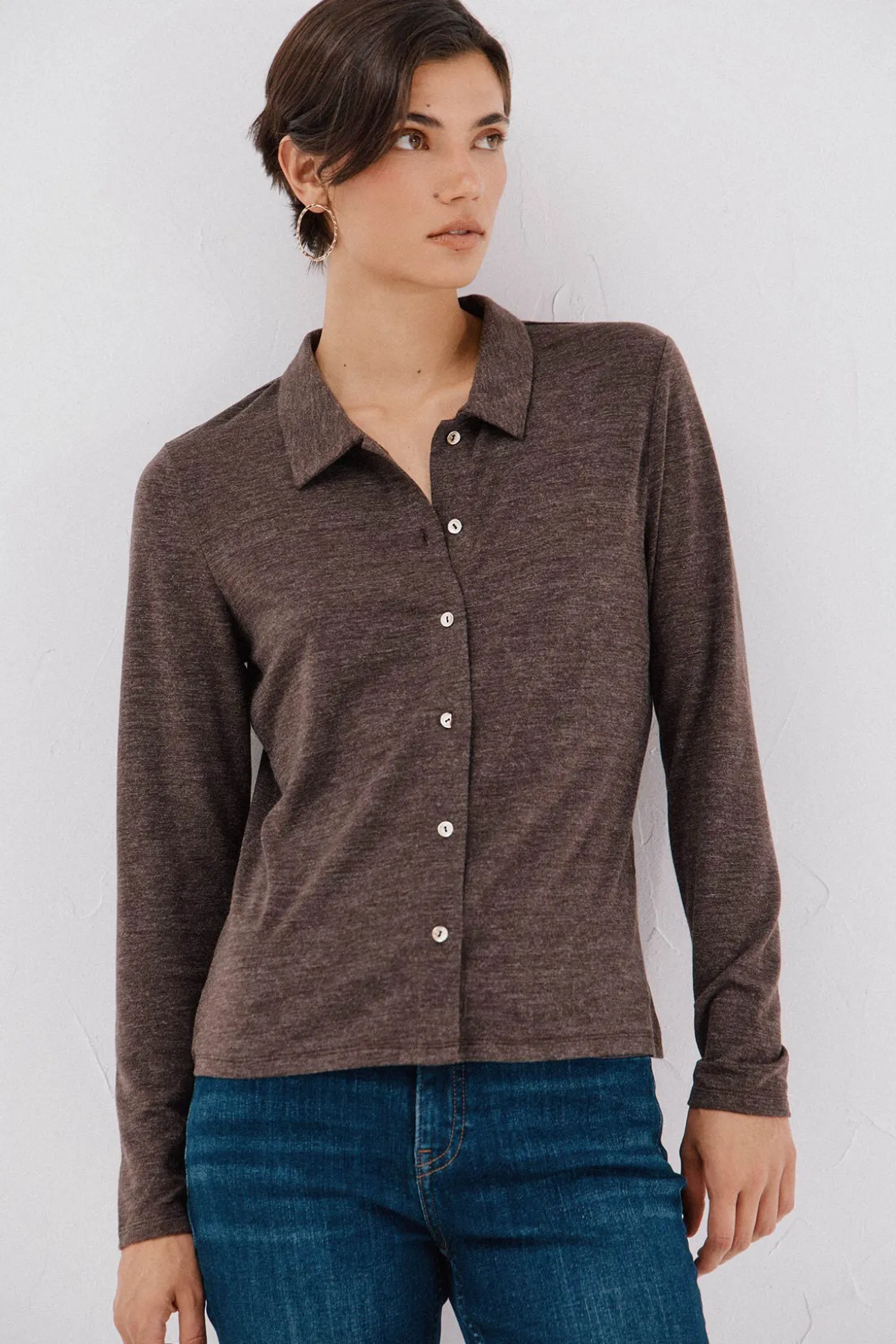Camisa elástica com botões