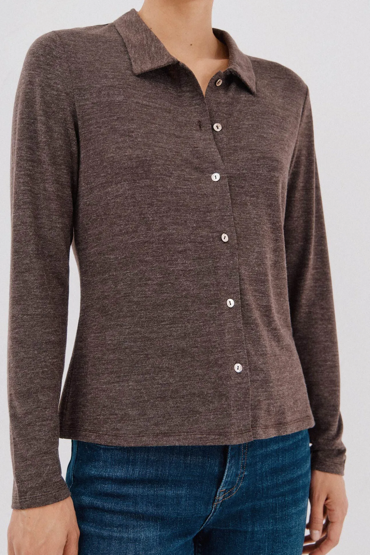 Camisa elástica com botões