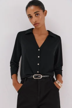 Camisa elástica com botões