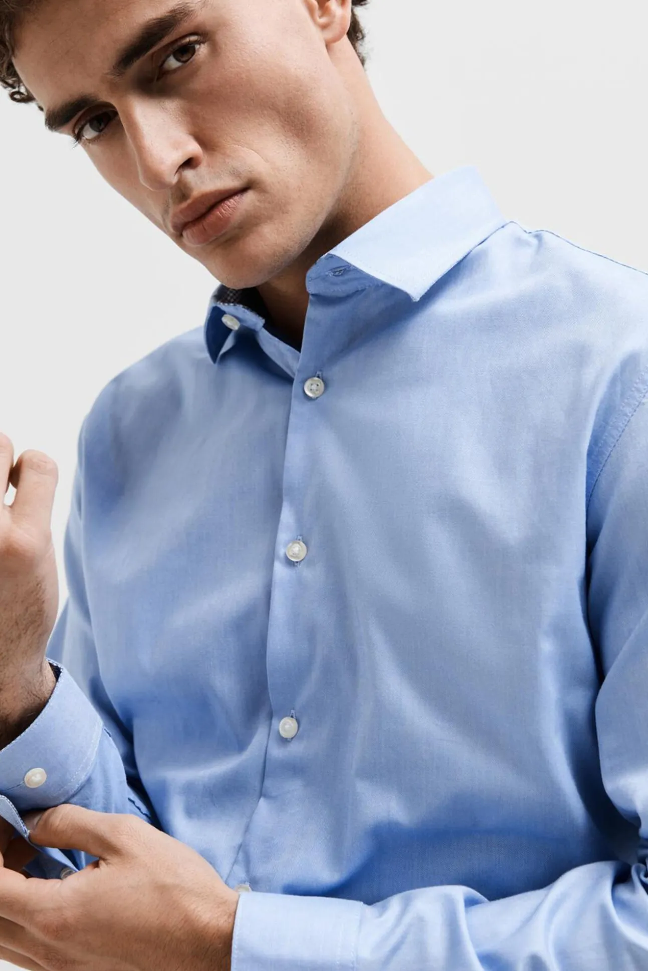 Camisa formal de corte justo em algodão orgânico.
