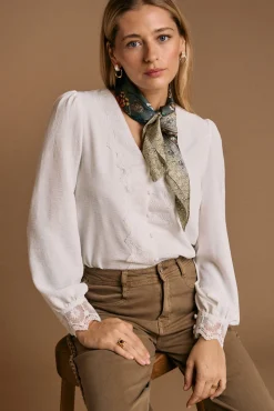 Camisa Greta com detalhes bordados