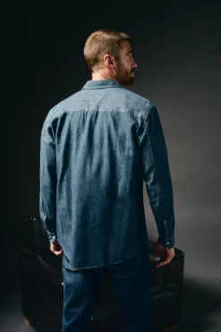 Camisa jeans com bolsos