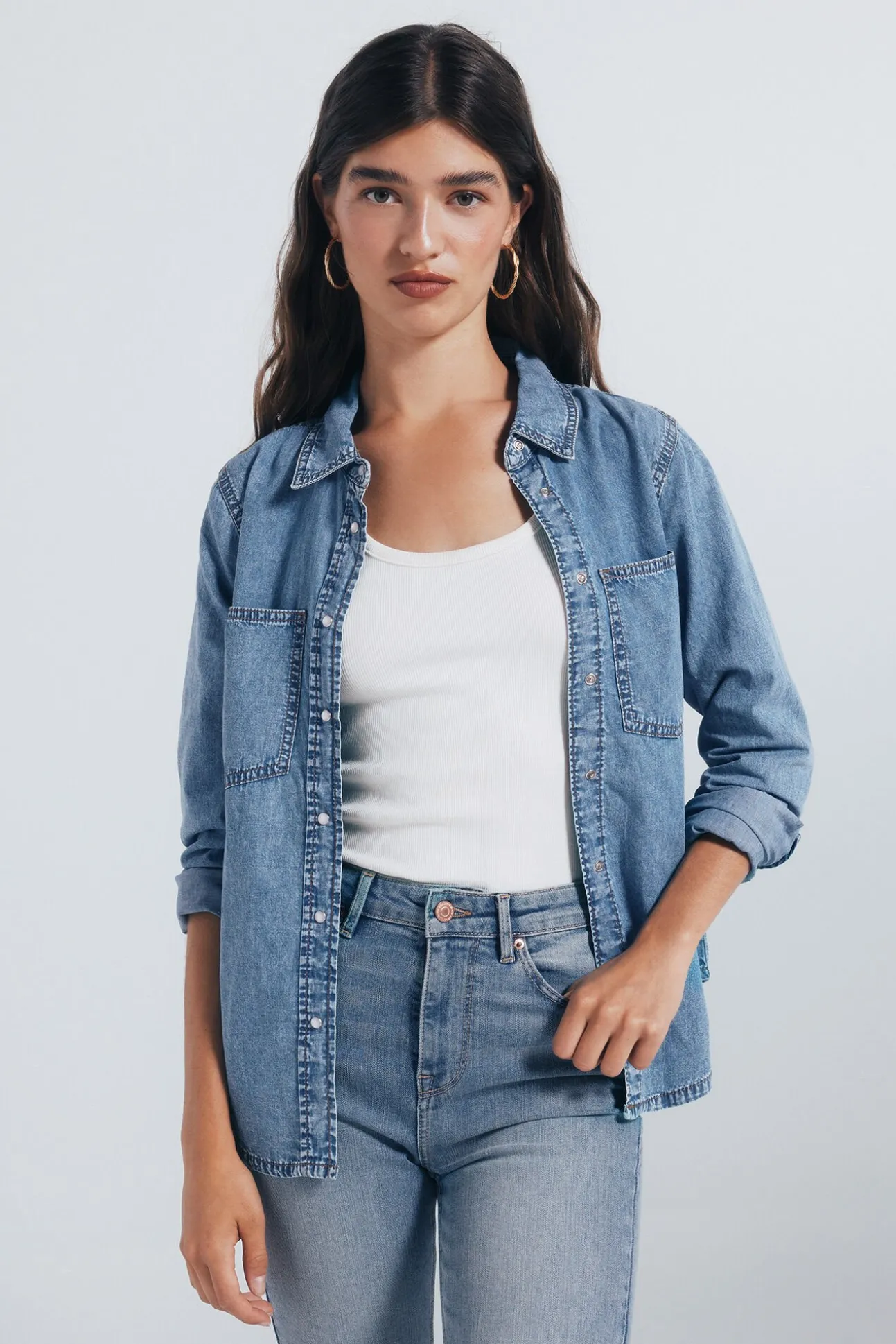 Camisa jeans com bolsos