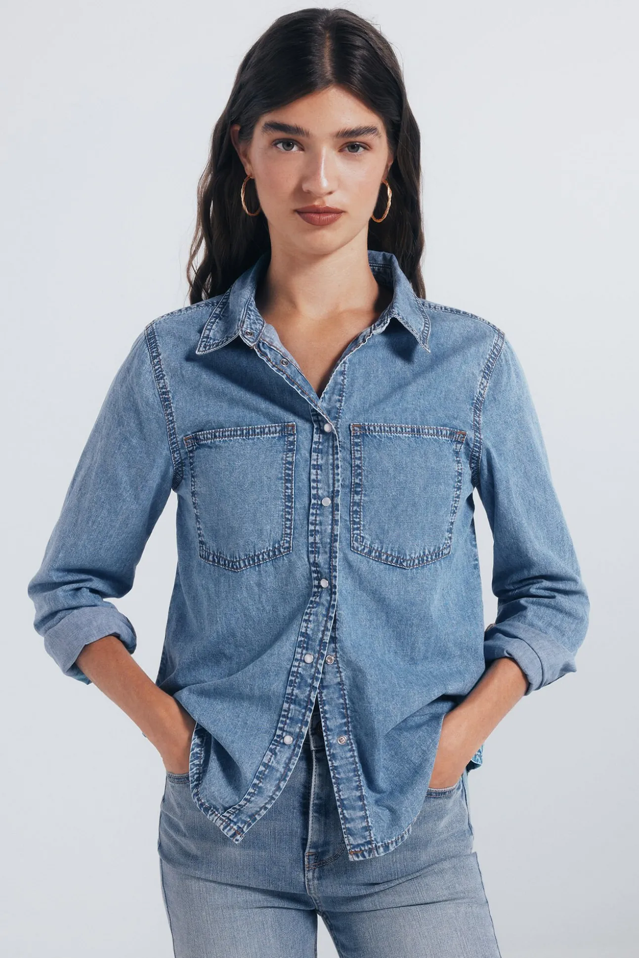 Camisa jeans com bolsos