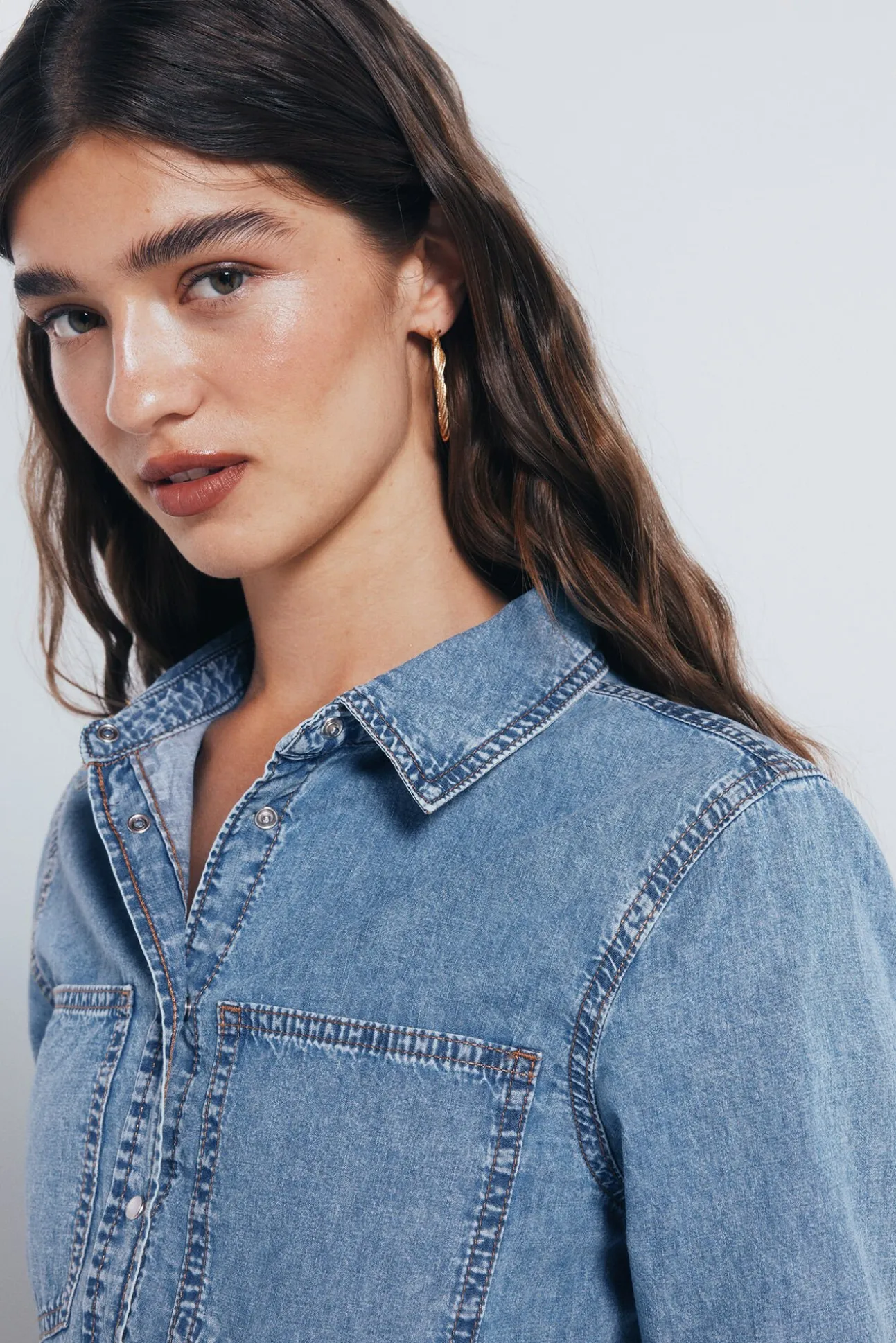 Camisa jeans com bolsos