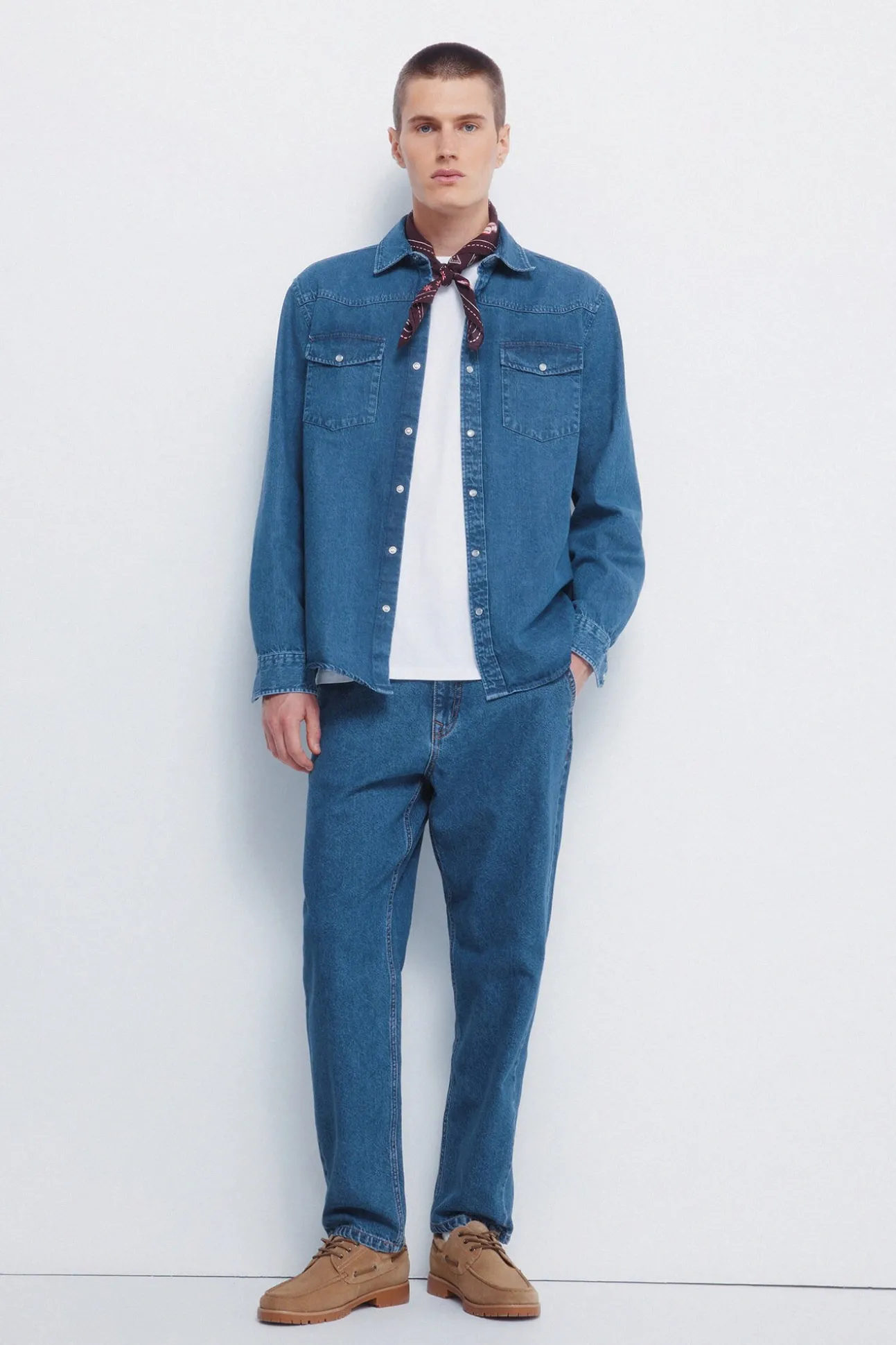 Camisa jeans com cintado = entallado
