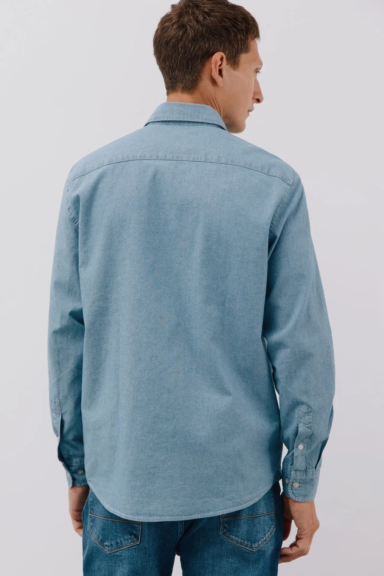 Camisa jeans com dois bolsos