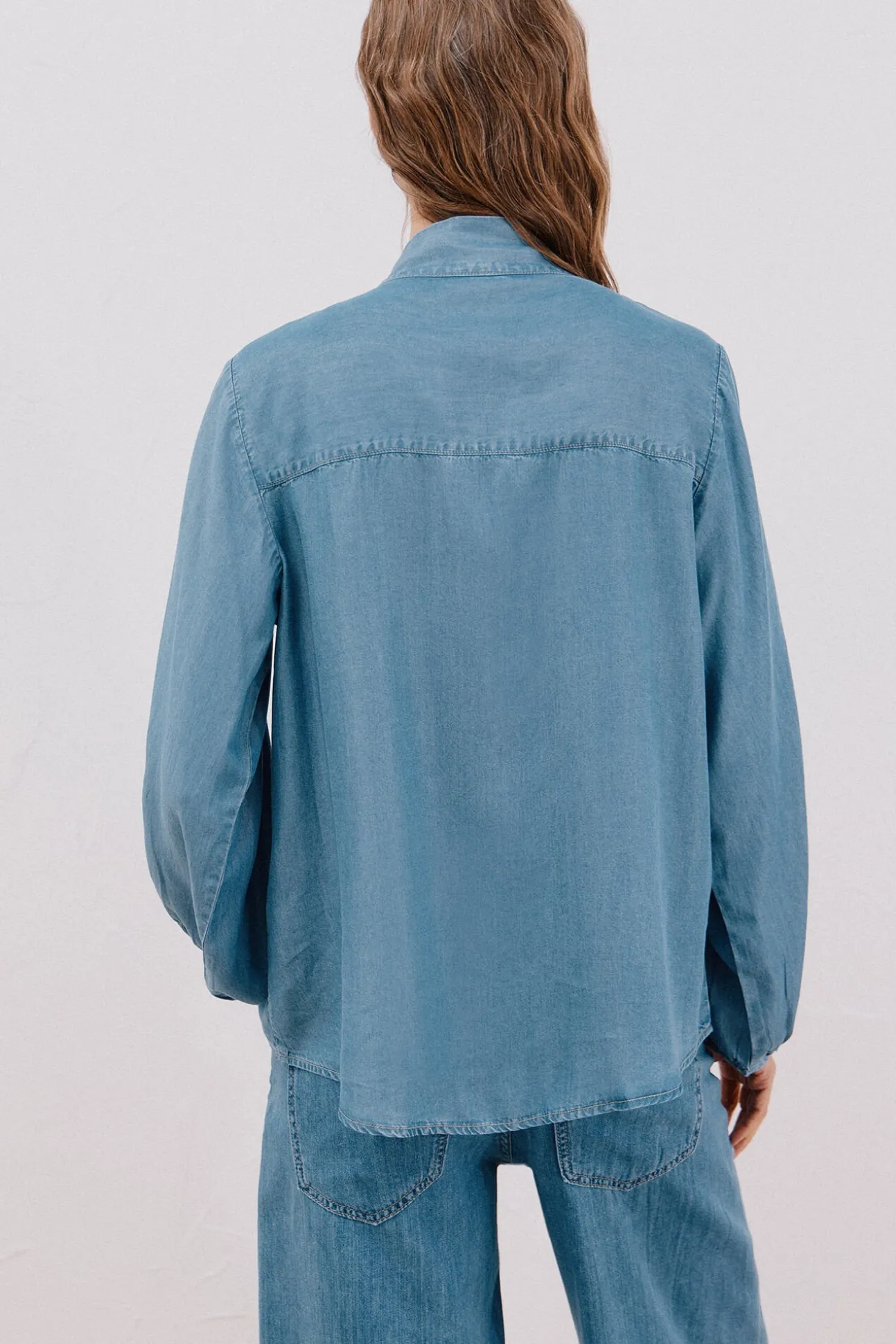 Camisa jeans com laço