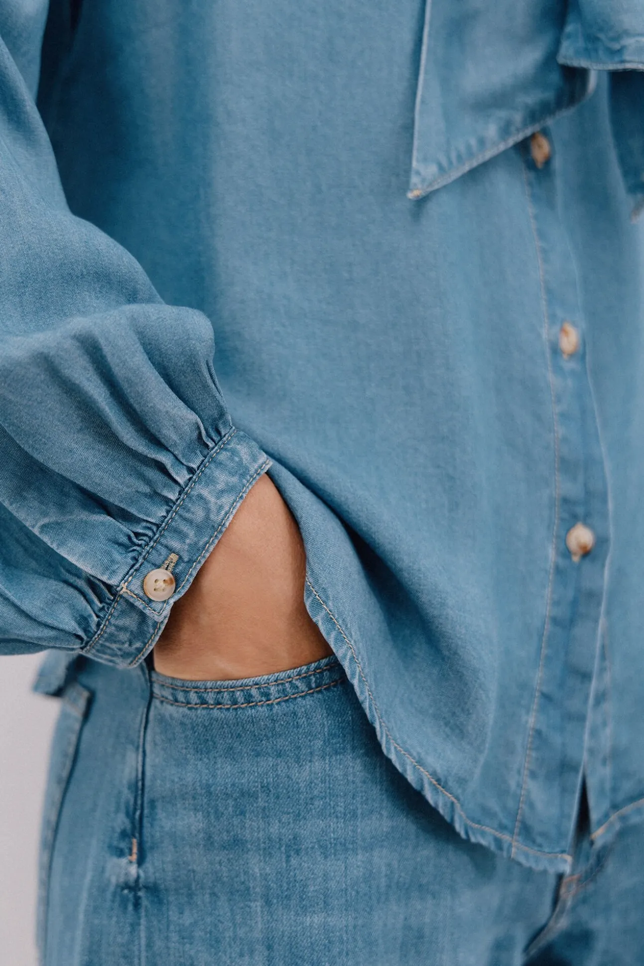 Camisa jeans com laço