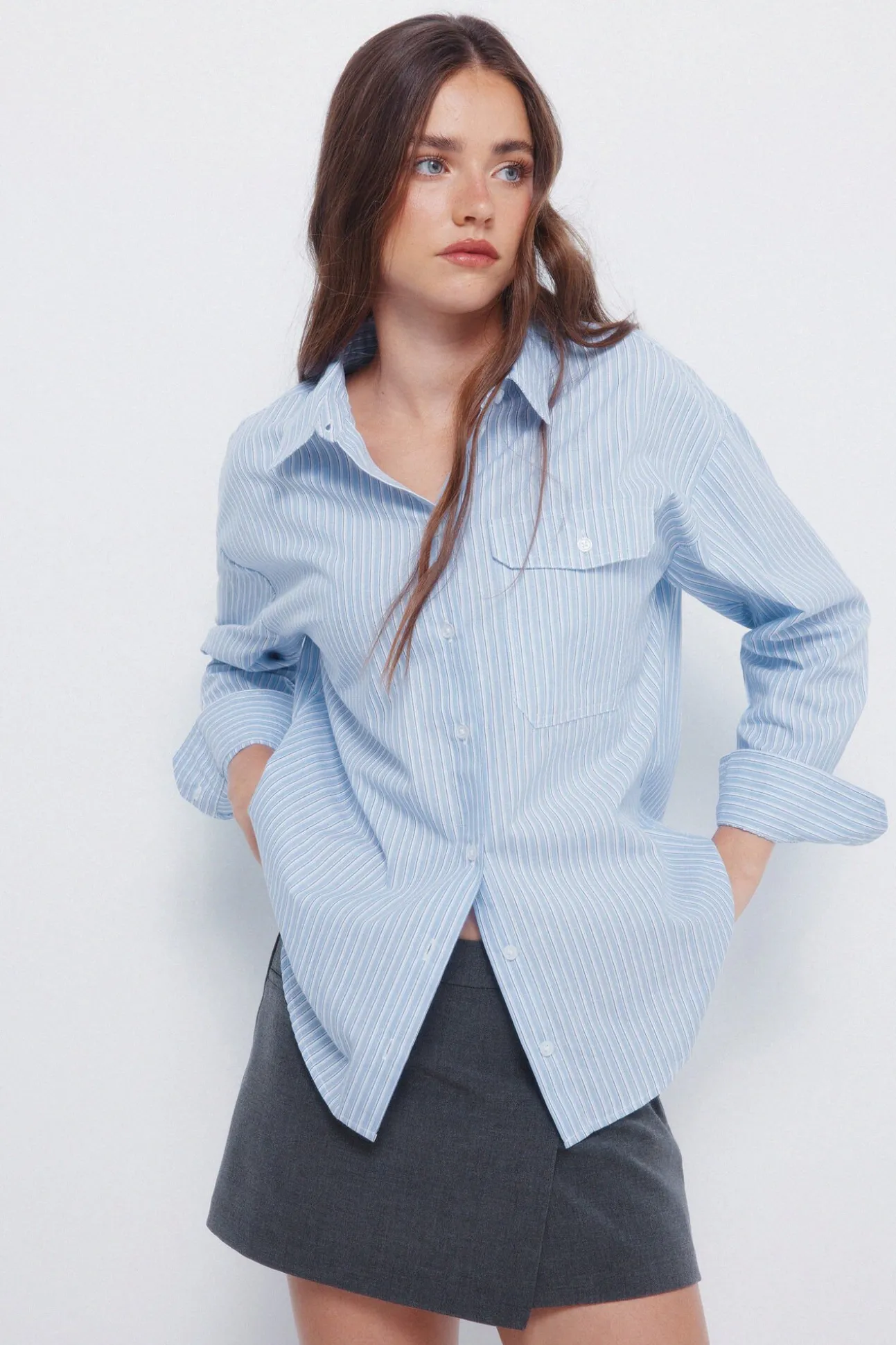 Camisa oversized com bolso de remendo
