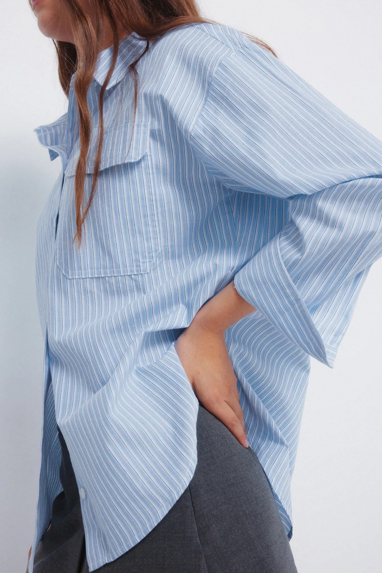 Camisa oversized com bolso de remendo