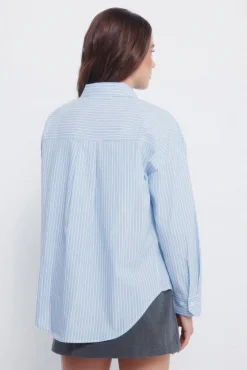 Camisa oversized com bolso de remendo