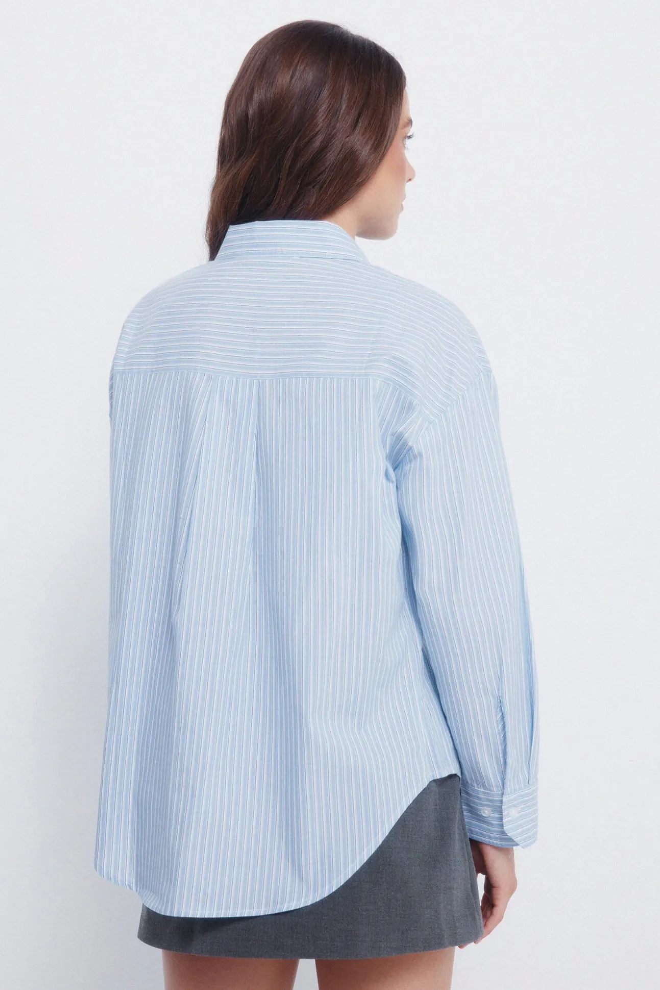 Camisa oversized com bolso de remendo