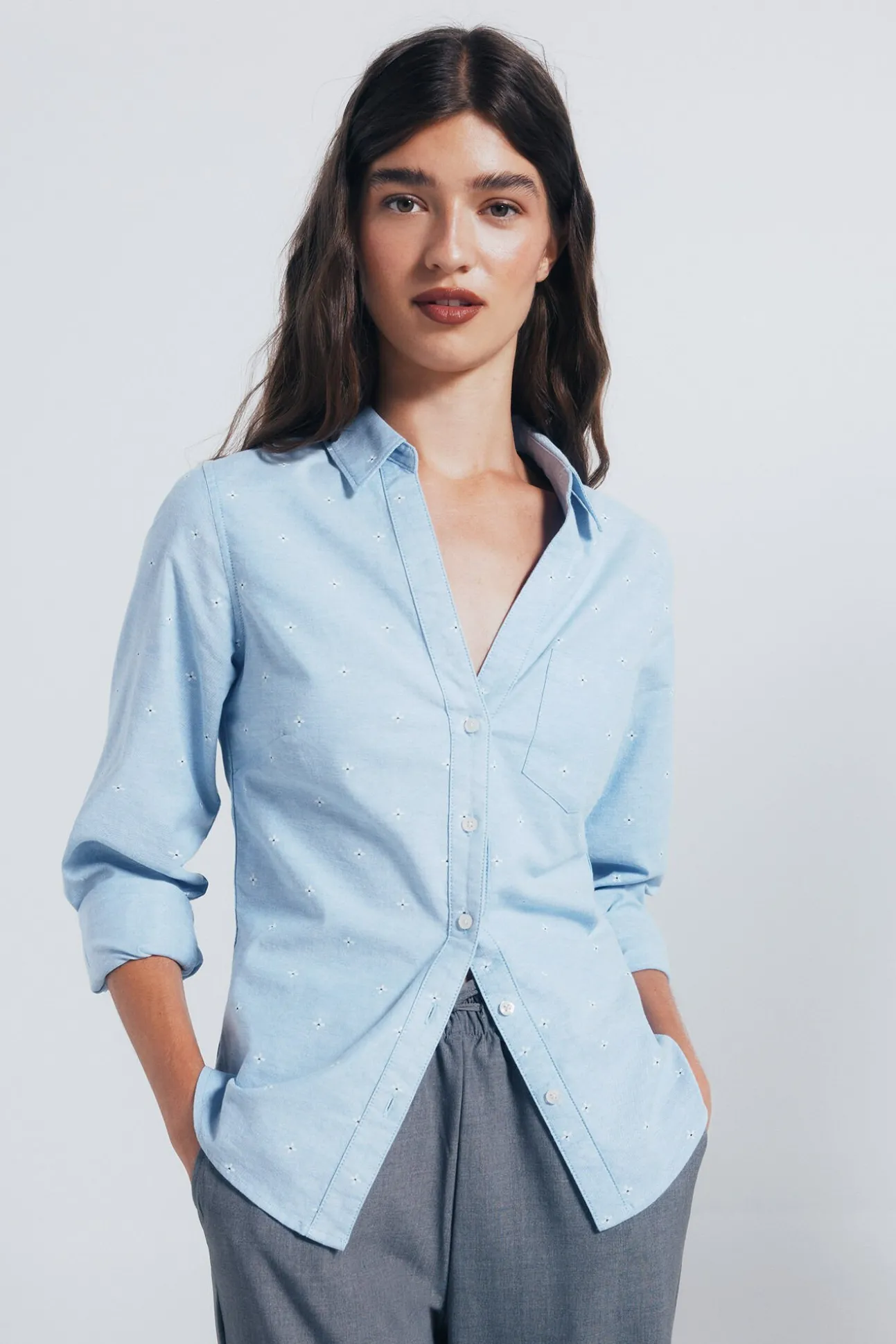 Camisa Oxford com gola aberta