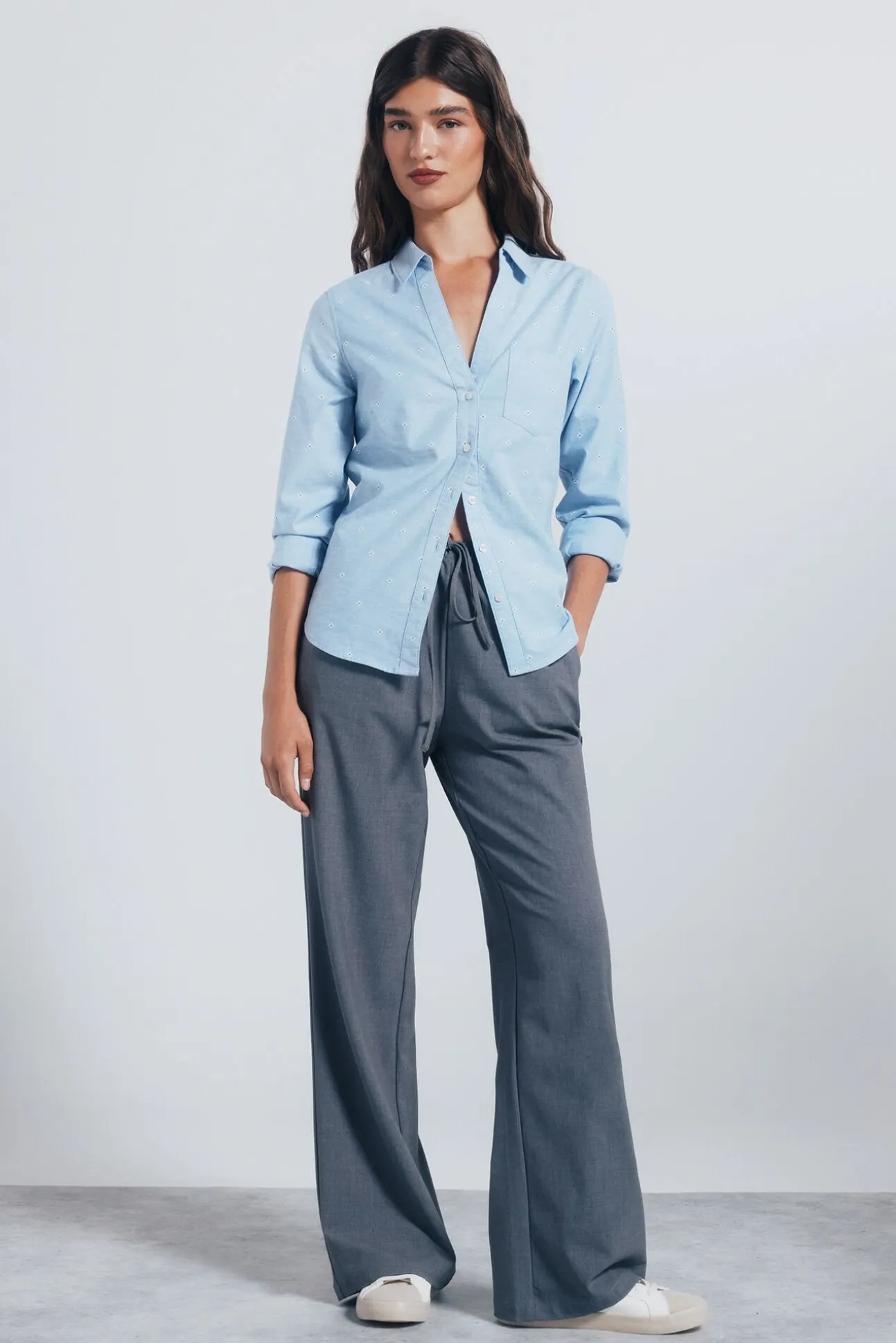Camisa Oxford com gola aberta