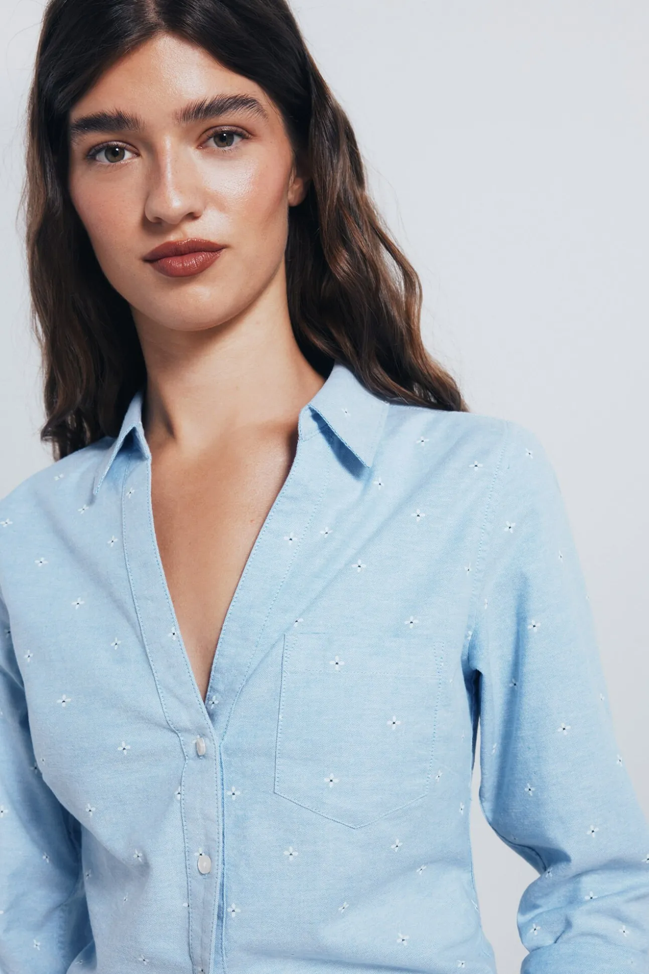 Camisa Oxford com gola aberta