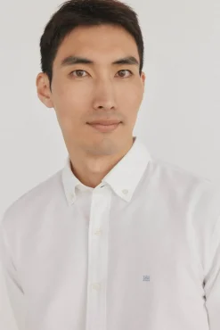 Camisa oxford liso e icônica