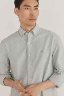 Camisa oxford liso e icônica