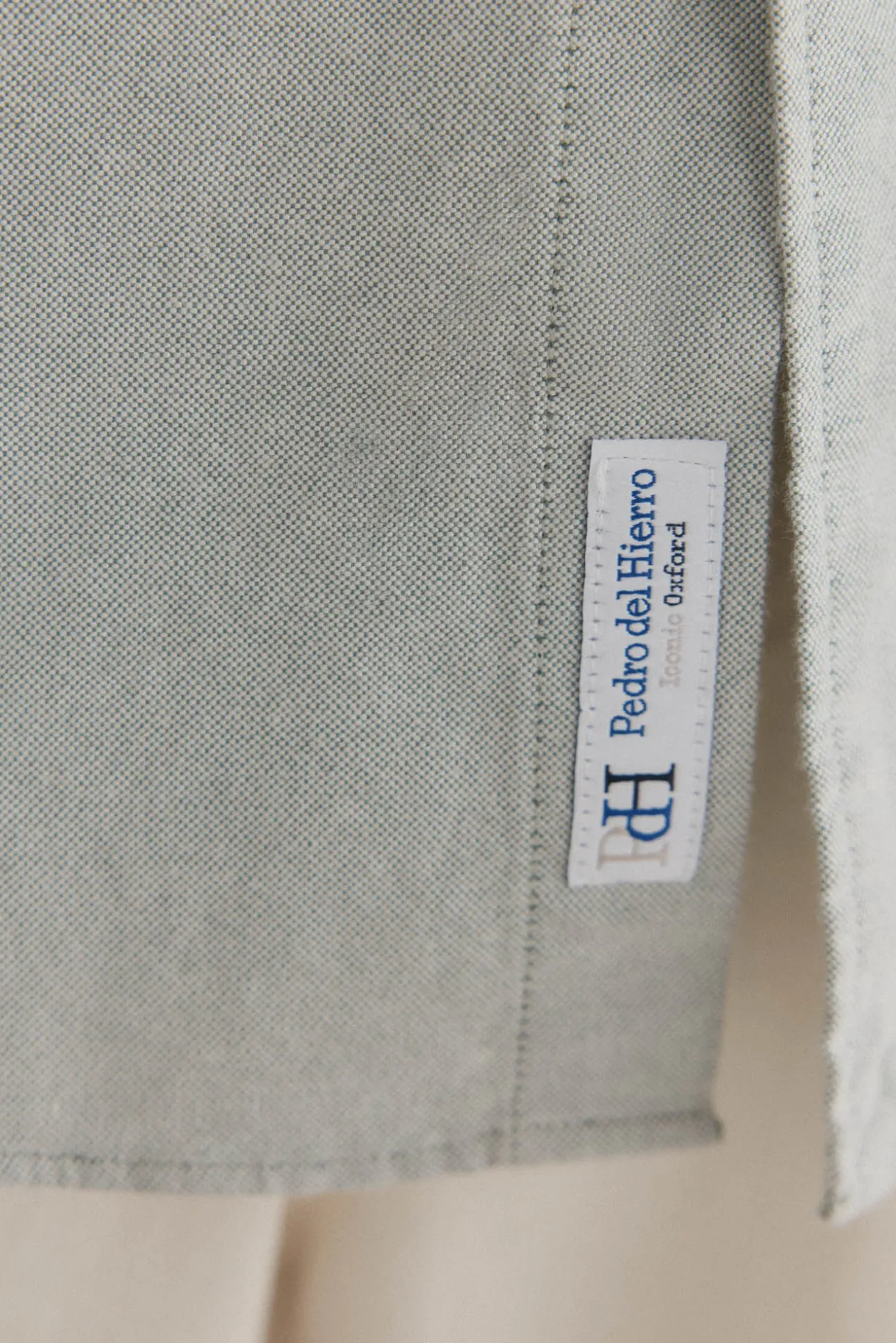 Camisa oxford liso e icônica