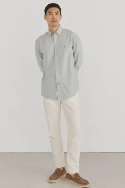 Camisa oxford liso e icônica