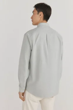 Camisa oxford liso e icônica