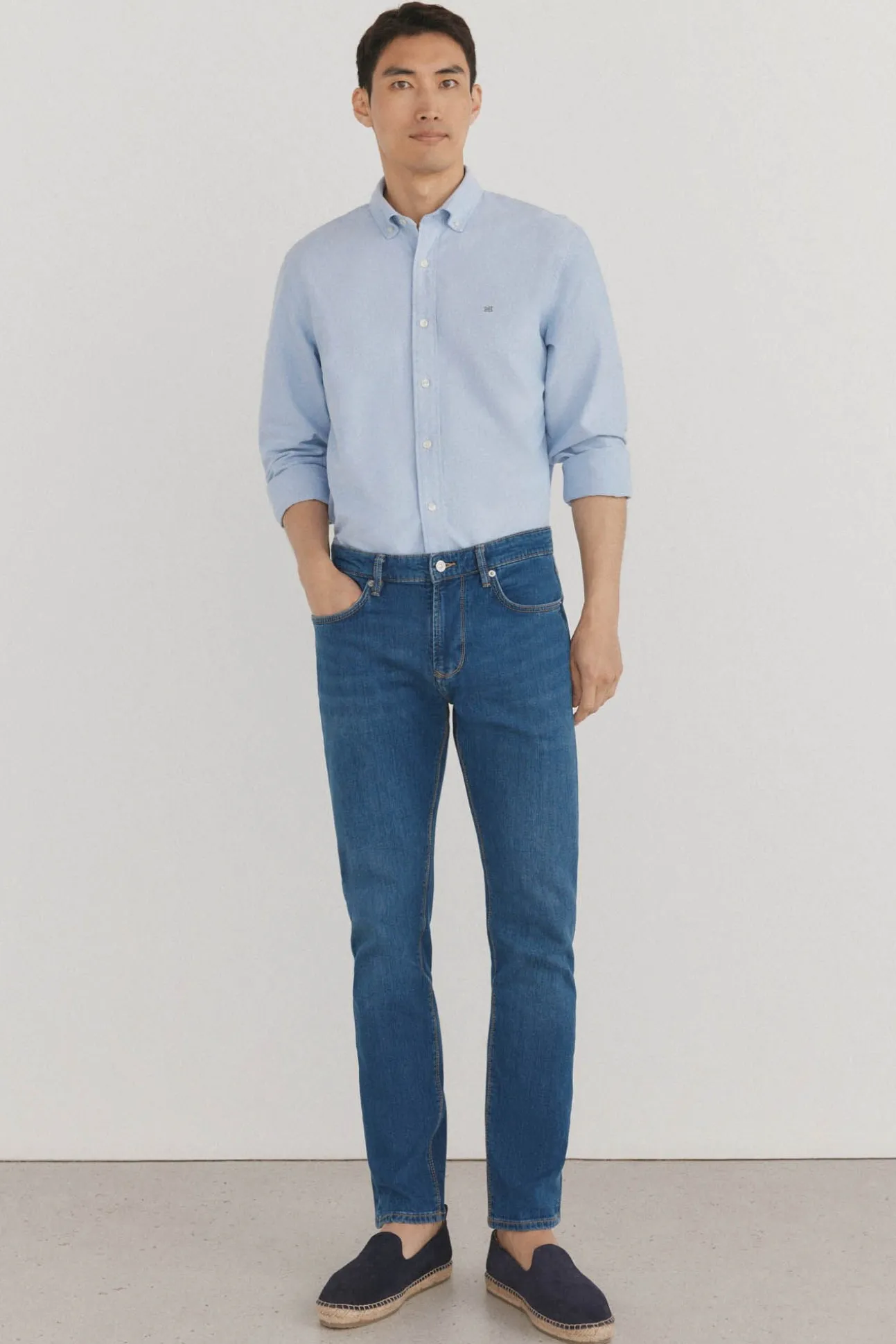 Camisa oxford liso e icônica