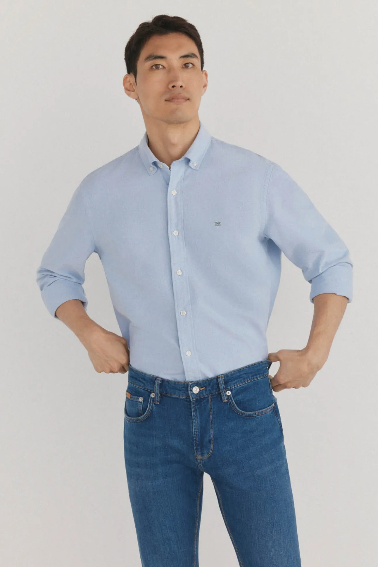 Camisa oxford liso e icônica