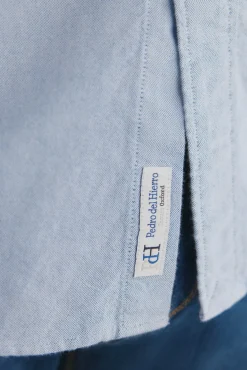 Camisa oxford liso e icônica