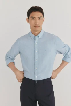 Camisa oxford liso e icônica
