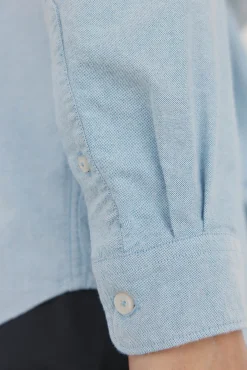Camisa oxford liso e icônica