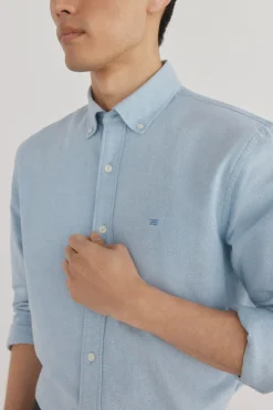 Camisa oxford liso e icônica