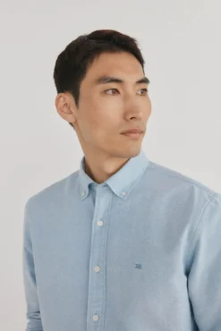 Camisa oxford liso e icônica