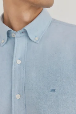 Camisa oxford liso e icônica