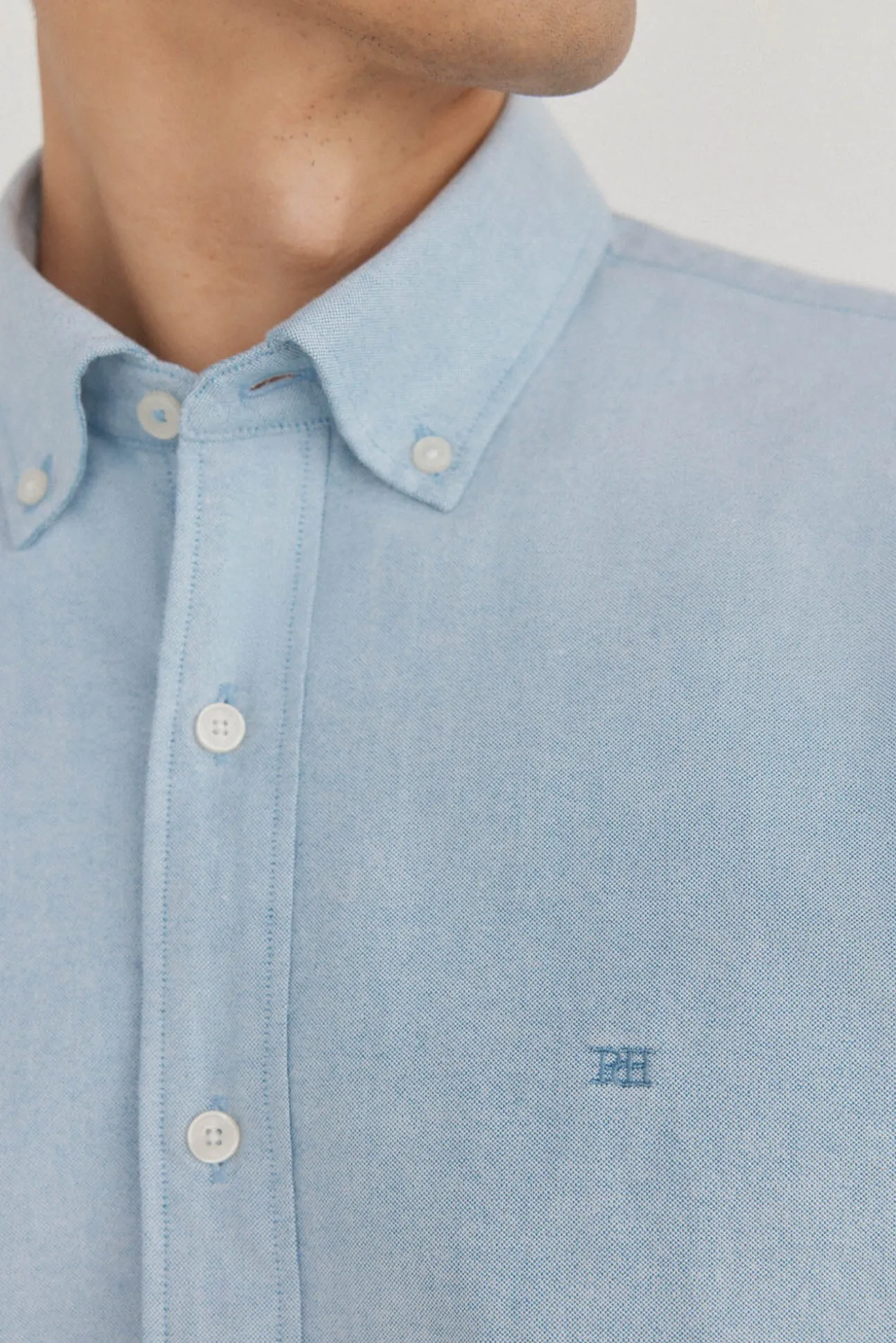 Camisa oxford liso e icônica