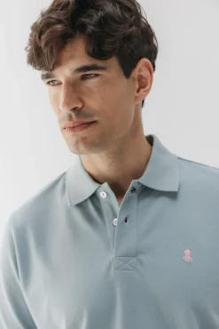 Camisa polo lavada com bordado contrastante