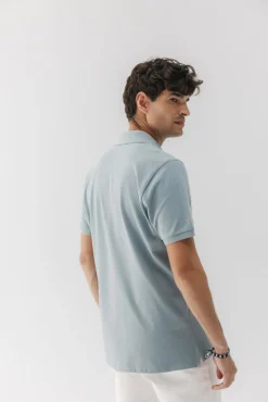 Camisa polo lavada com bordado contrastante