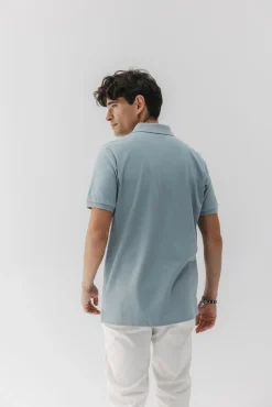 Camisa polo lavada com bordado contrastante