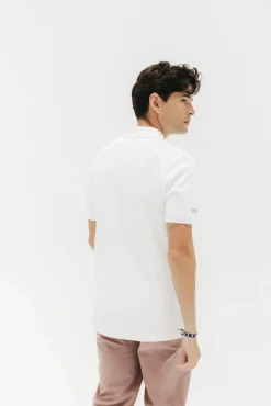 Camisa polo lavada com bordado contrastante