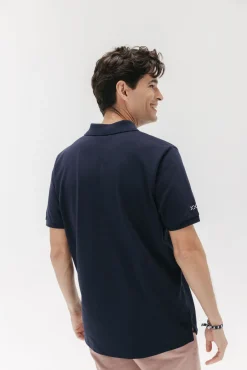 Camisa polo lavada com bordado contrastante
