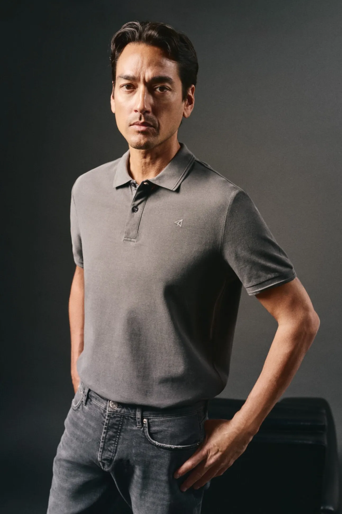 Camisa polo piqué lavada com bordado de avião