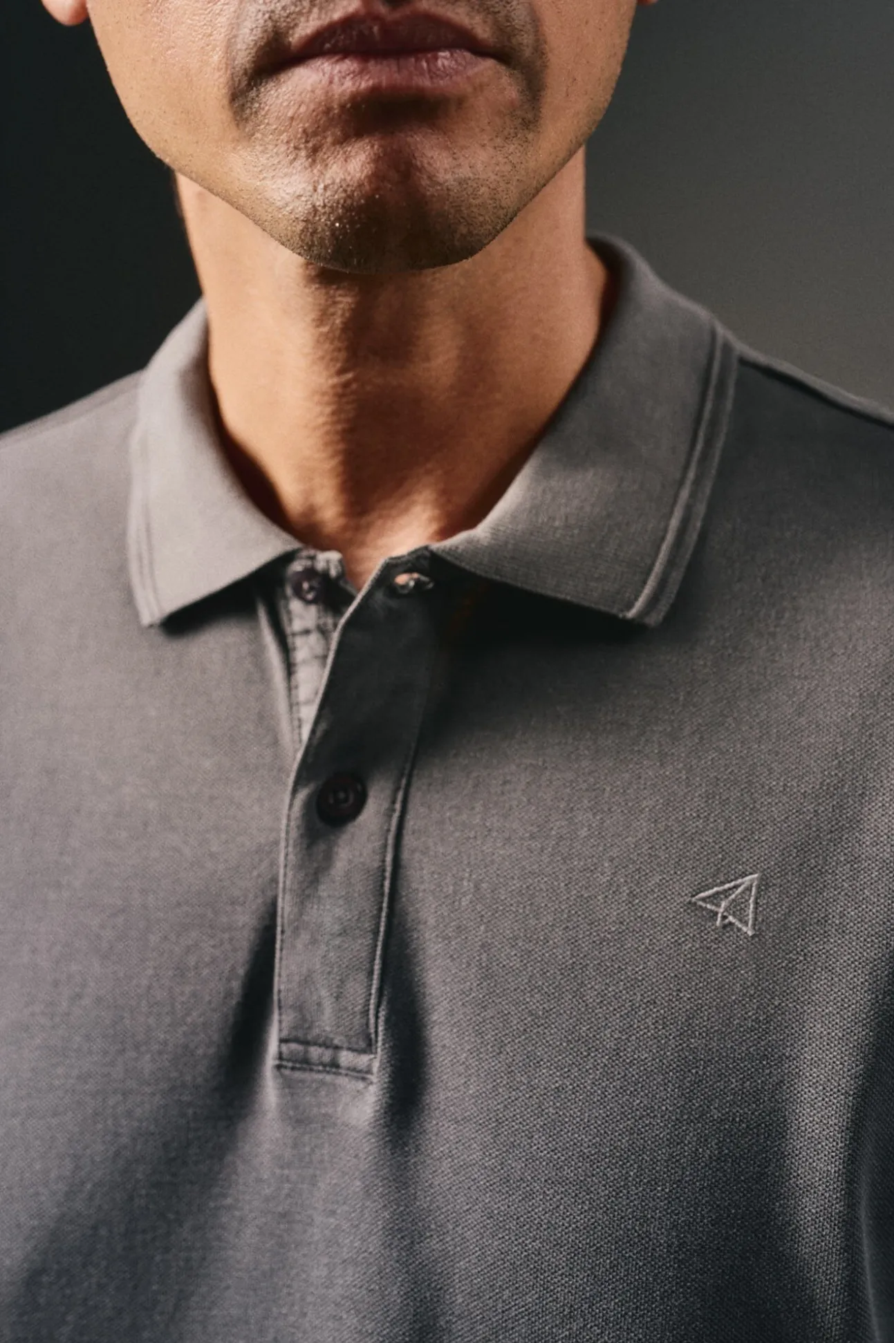 Camisa polo piqué lavada com bordado de avião