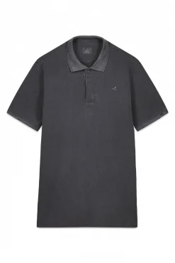 Camisa polo piqué lavada com bordado de avião