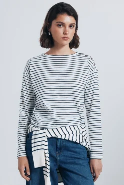 Camisa riscas com botões e ombros à mostra