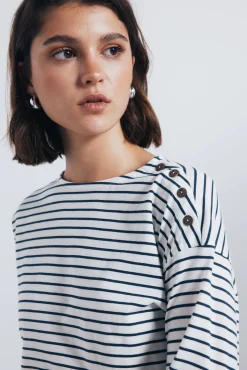 Camisa riscas com botões e ombros à mostra