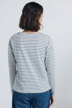Camisa riscas com botões e ombros à mostra